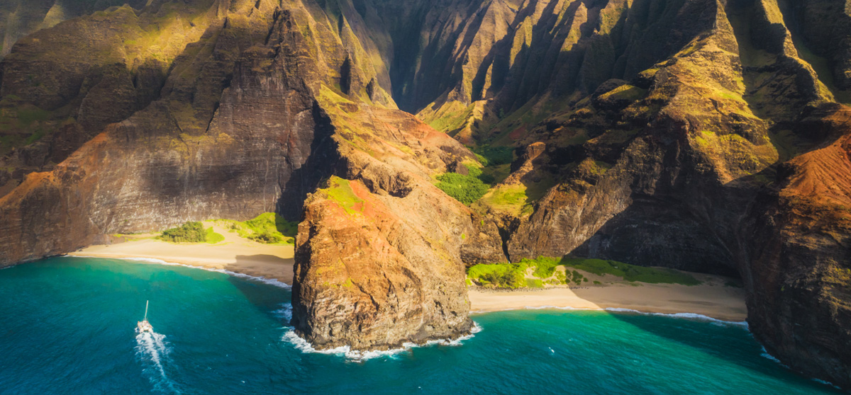 Explore Kauai's Nāpali Coast by Boat | Hawaiian Airlines
